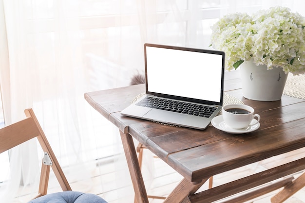 Ordinateur portable gris sur une table Photo gratuit