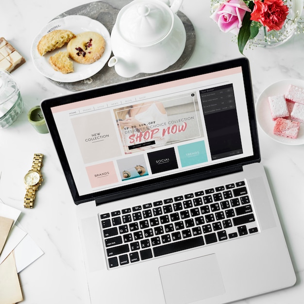 Ordinateur portable en ligne shopping cookies théière flower decor concept Photo gratuit