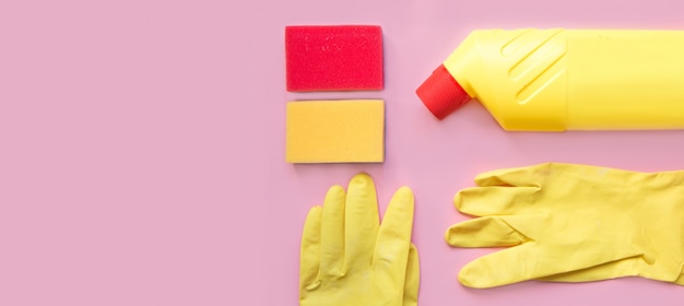 Outils de nettoyage. matériel de nettoyage en couleurs jaune et rouge. Photo Premium