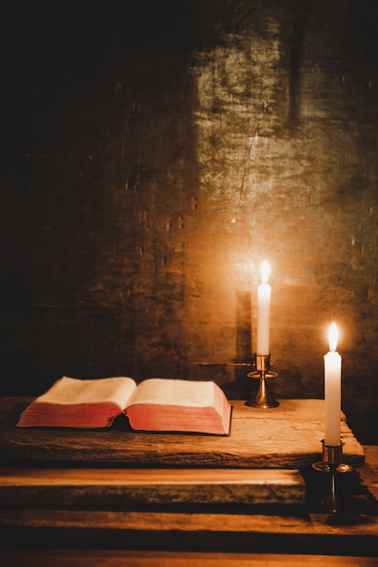 Ouvrez La Sainte Bible Et Bougie Sur Une Vieille Table En Bois De Chene Photo Gratuite