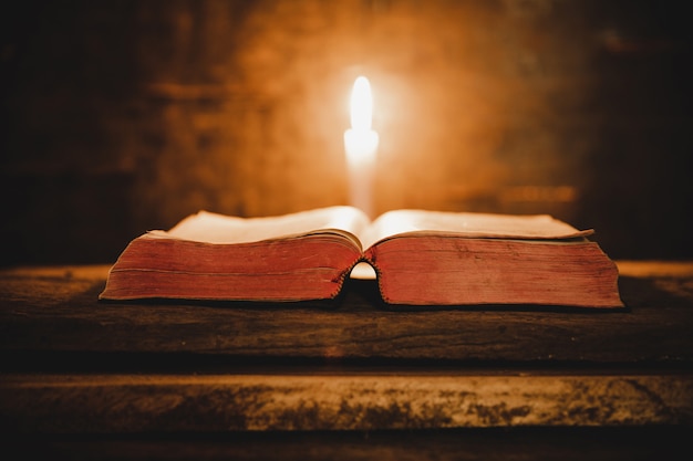 Ouvrez La Sainte Bible Et Bougie Sur Une Vieille Table En Bois De Chene Photo Gratuite