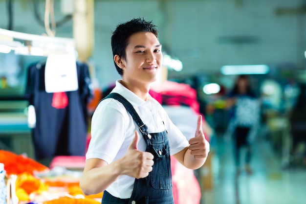 Ouvrier dans une fabrique de vêtements chinoise Photo Premium
