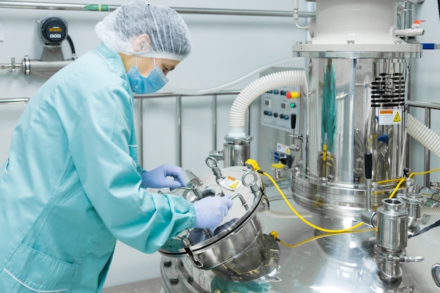 Ouvrière D'une Usine Pharmaceutique Dans Une Chaîne De Production De ...