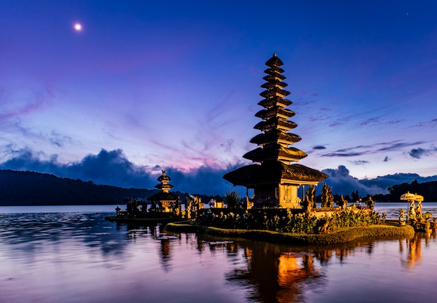 Pagode De Bali Au Lever Du Soleil Indonésie Télécharger