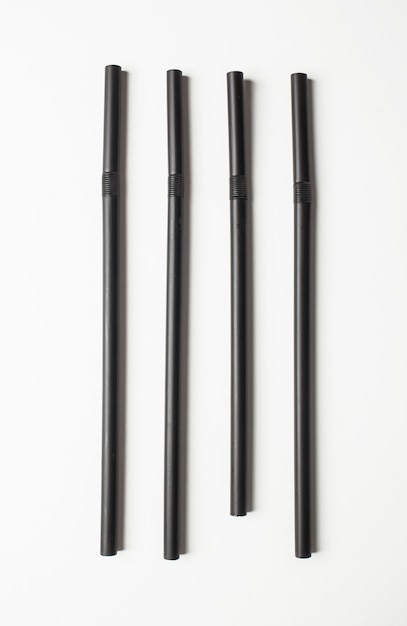 Pailles noires disposées en ligne. notion de toc. Photo Premium