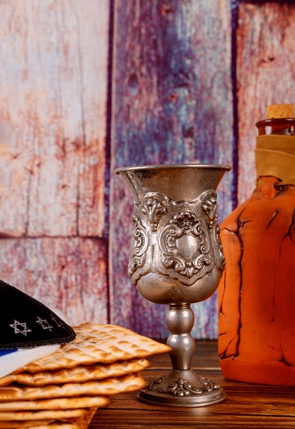 Un pain de matsa juif avec du vin. concept de vacances pascal Photo Premium