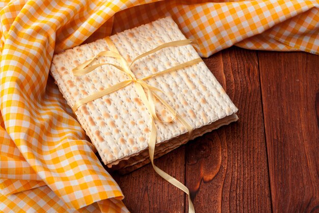Pain plat matzo pour les grandes fêtes juives sur la table Photo Premium