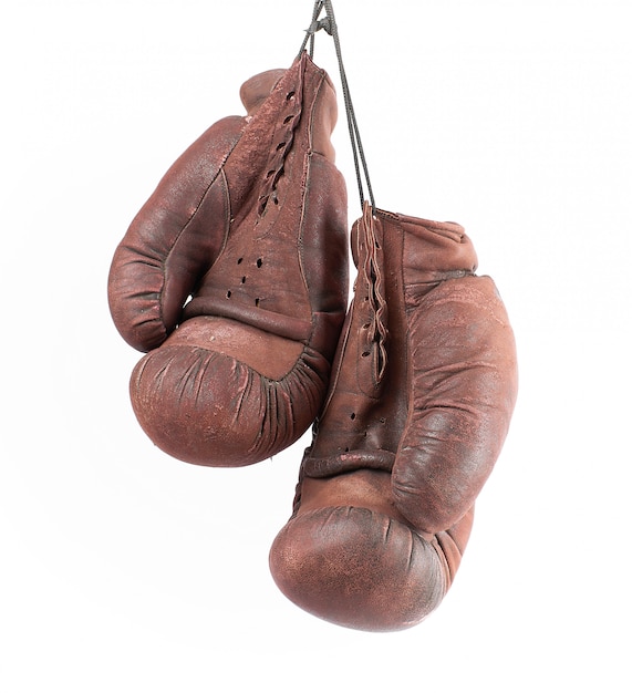 Paire De Très Vieux Gants De Boxe En Cuir Marron Vintage Suspendus