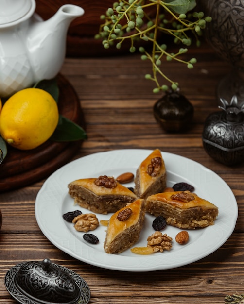 Pakhlava De Dessert Azerbaidjanais Avec Noix Et Sultane Dans Une Assiette Blanche Photo Gratuite