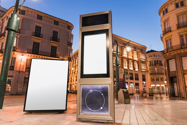 Panneau publicitaire vide dans la ville de nuit Photo gratuit