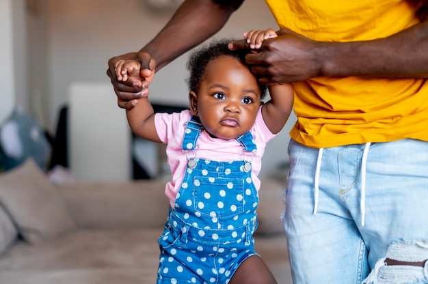 Papa Apprend A Marcher A Son Bebe De 9 Mois Photo Premium