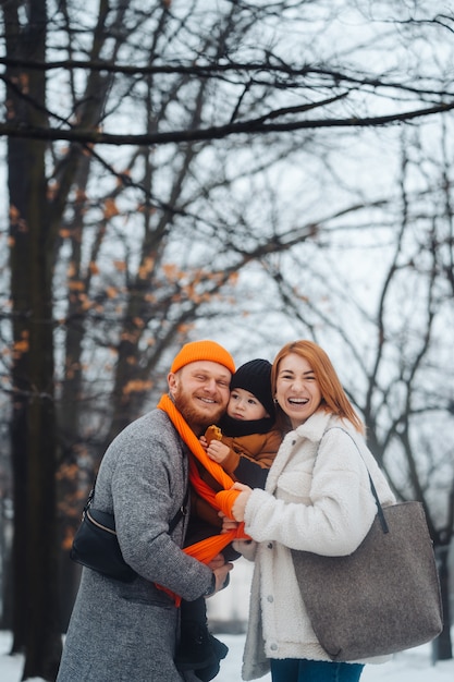Papa Maman Et Bebe Dans Le Parc En Hiver Photo Gratuite