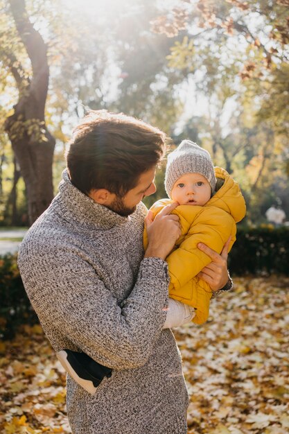 Papa Avec Son Bebe A L Exterieur Photo Gratuite