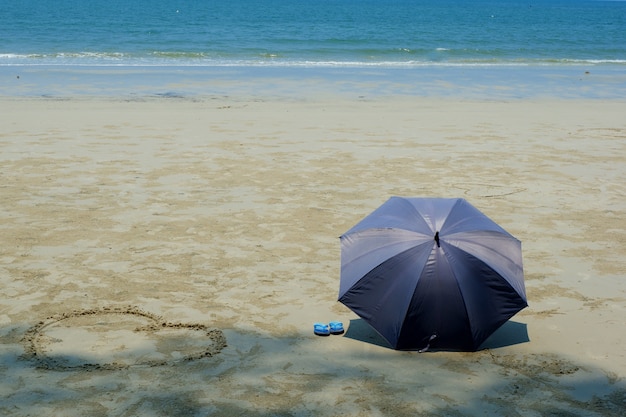 Parapluie Gris Et Chaussons Bleus En Forme De Coeur Sur La