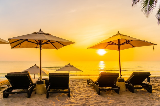 Parasol Et Chaise Sur La Magnifique Plage Et La Mer Au Lever