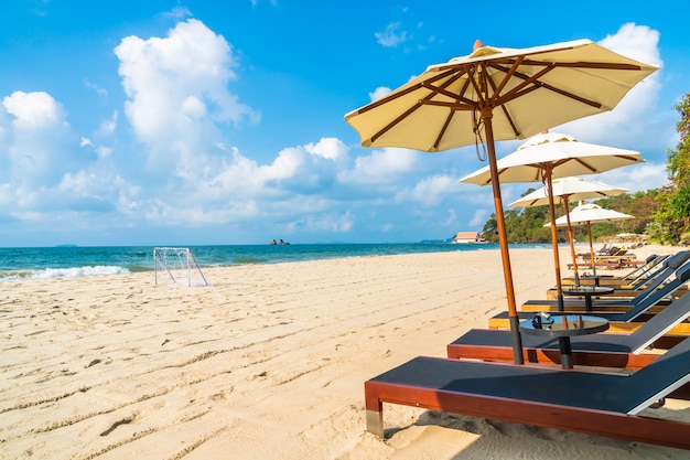 Parasol Et Chaise Sur La Plage Et La Mer Télécharger Des