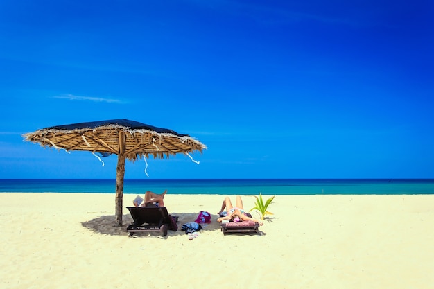 Parasol Et Transat Avec Touriste Sur La Plage Blanche Dans