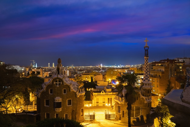 Parc guell à barcelone, en espagne la nuit. skyline de barcelone. Photo Premium