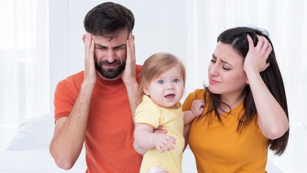 Parents Avec Bebe Ayant Mal A La Tete Photo Gratuite