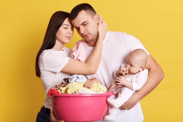 Les Parents Fatigues Et Genants Pleurent Le Nouveau Ne Et Le Bassin Plein De Vetements Propres