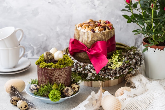 Paskha De Paques Russe Gateau De Paques Traditionnel Avec Des Fruits Confits Et Des Oeufs De Paques Sur Table Photo Premium