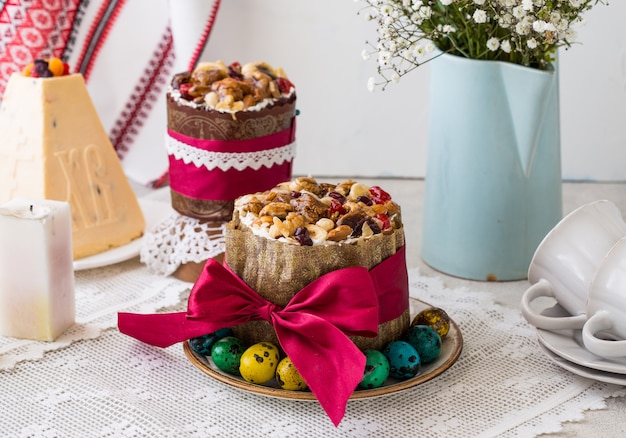 Paskha De Paques Russe Gateau De Paques Traditionnel Avec Des Fruits Confits Et Des Oeufs De Paques Sur Table Photo Premium