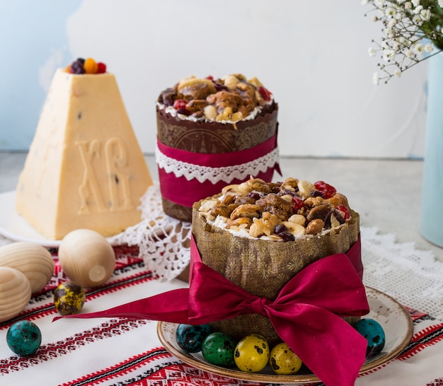 Paskha De Paques Russe Gateau De Paques Traditionnel Avec Des Fruits Confits Et Des Oeufs De Paques Sur Table Photo Premium