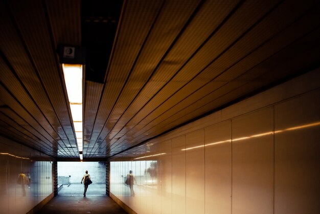 Passagers pressés au bout d'un tunnel à l'entrée de la station de métro. Photo Premium
