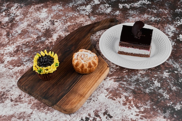 Pate Feuilletee Avec Cupcake Et Gateau Au Chocolat Photo Gratuite