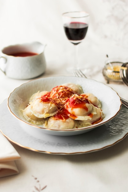 Pâtes Aux Raviolis Italiens à La Sauce Tomate épicée Et Au Fromage Dans Un Bol Photo Gratuite 