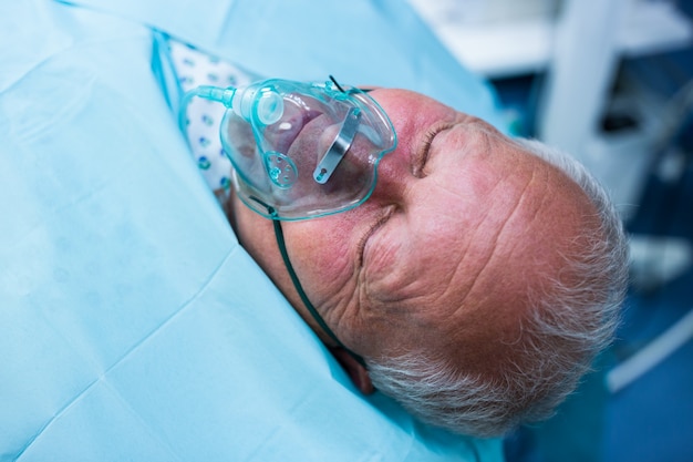 Patient Allongé Sur Le Lit Avec Un Masque D oxygène Dans La Chambre D opération Photo Gratuite