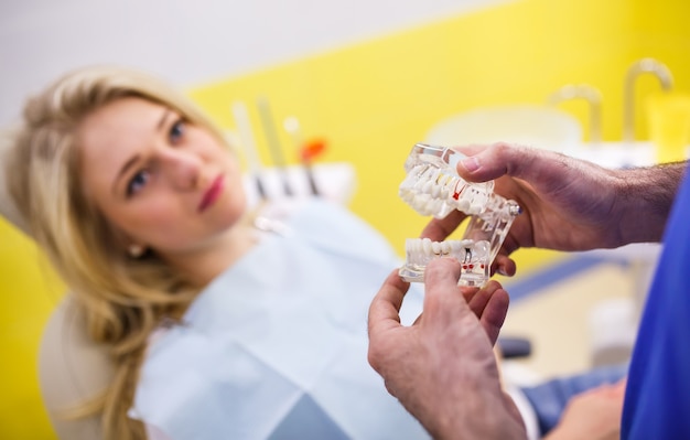 Le patient chez le dentiste. Photo Premium