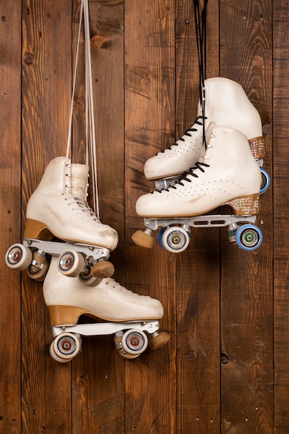  Patins   Roulettes Artistiques Sur Fond De  Bois  Photo 