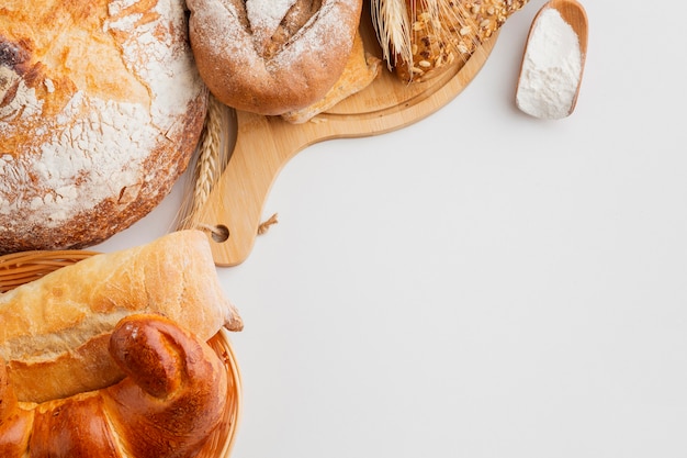 Pâtisserie au panier et planche de bois Photo gratuit