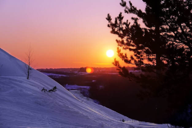 Paysage D hiver  Flanc De Montagne Au Coucher Du Soleil 