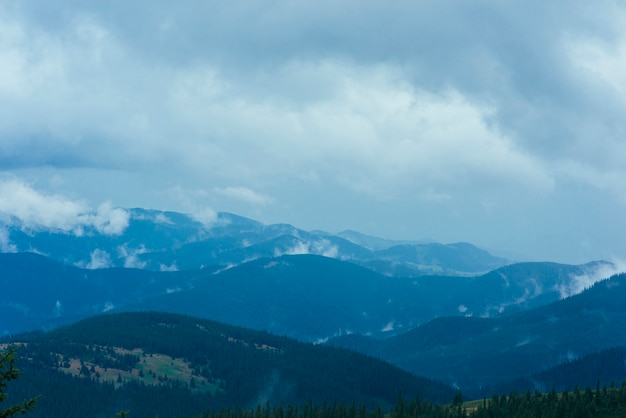 Paysage De Montagne Contre Le Ciel Avec Des Nuages Photo Gratuite