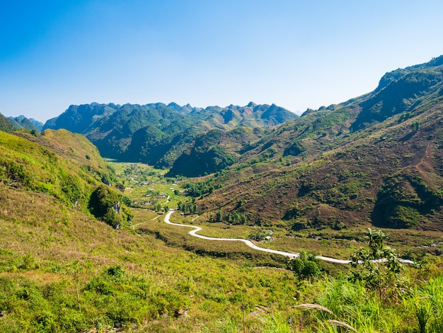 Paysage De Montagne Du Geoparc Karstique De Ha Giang Dans Le Nord Du Vietnam Route Sinueuse Dans Un Paysage Magnifique Boucle De Moto Ha Giang Photo Premium