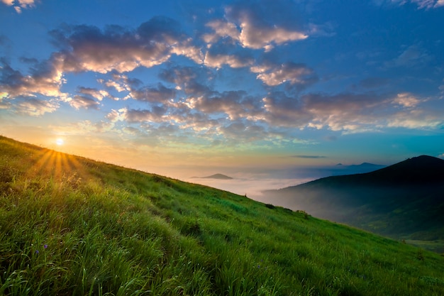 Paysage De Montagne Par Beau Temps Au Lever Du Soleil Vert Colline