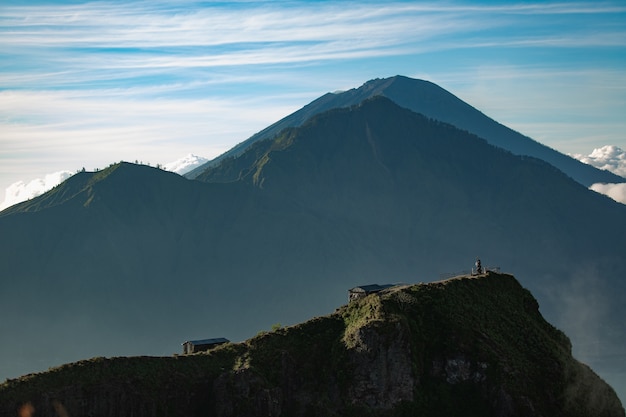 Paysage Temple Dans Les Nuages Au Sommet  Du Volcan Batur 