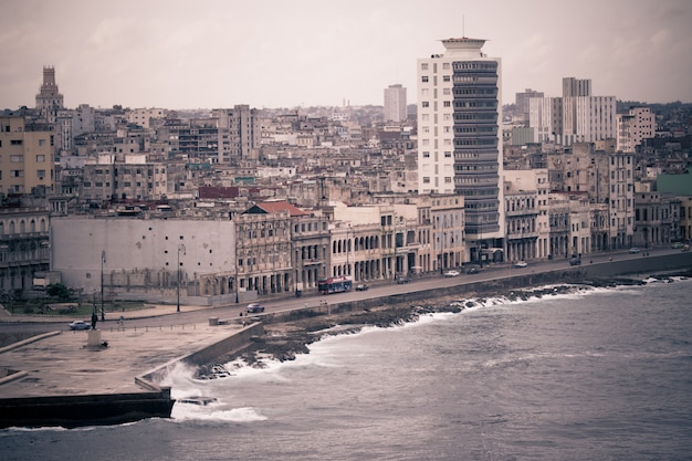 Paysage Urbain De La Capitale Cubaine Tonifiee De La Havane Malecon Photo Premium