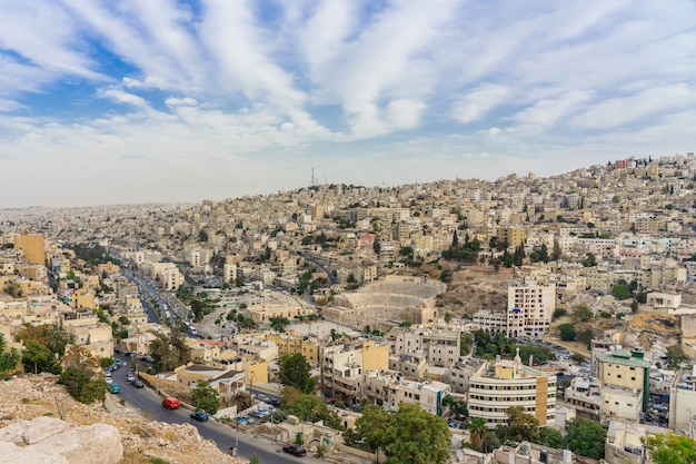 Paysage urbain du centre-ville d'amman au crépuscule Photo Premium