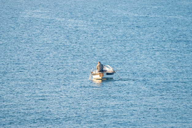 Pecheur Dans Un Bateau De Peche Tot Le Matin Mer Mediterranee Italie Photo Premium