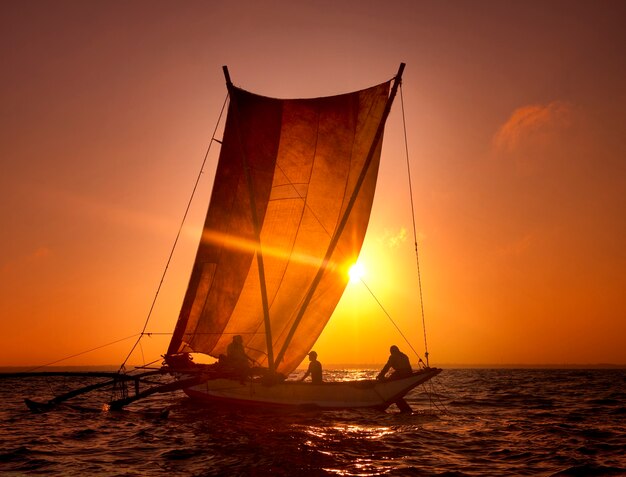 Pêcheurs Sur Un Catamaran Au Coucher Du Soleil Sri Lanka