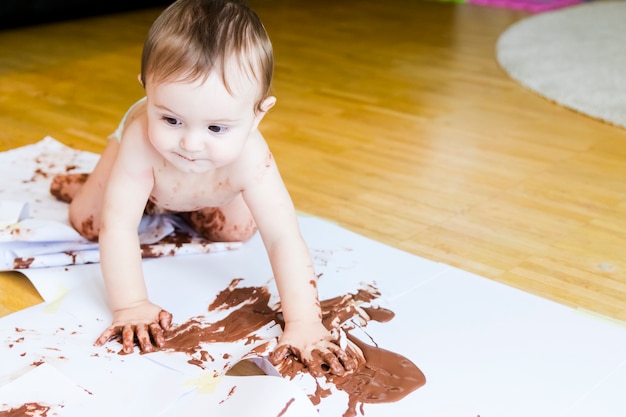 Peinture Bebe Avec Des Mains Au Chocolat Photo Premium