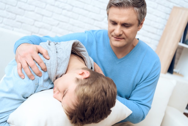 Le père essaie de parler à son fils déprimé. Photo Premium