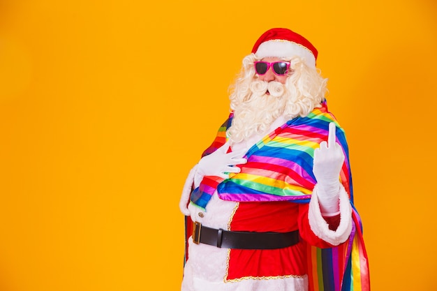 Père Noël Gay Tenant Le Drapeau Lgbt. Concept De La Fierté Gaie De Noël. Père Noël Gay Sur Fond 