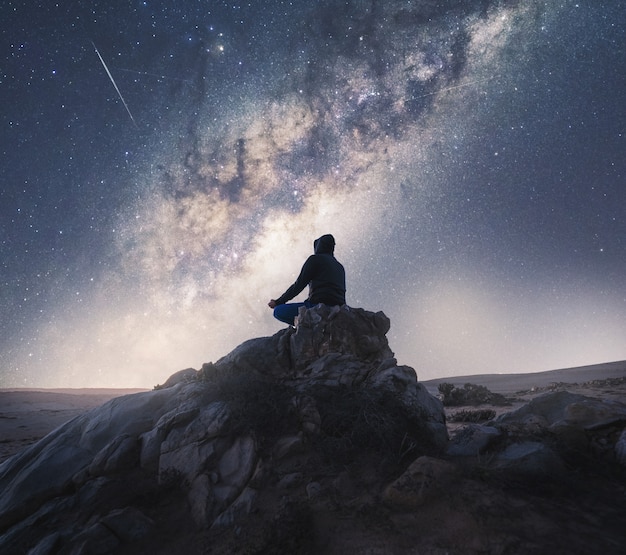 Personne Inconnue Meditant La Nuit Sous La Voie Lactee Sur Une Colline Photo Premium