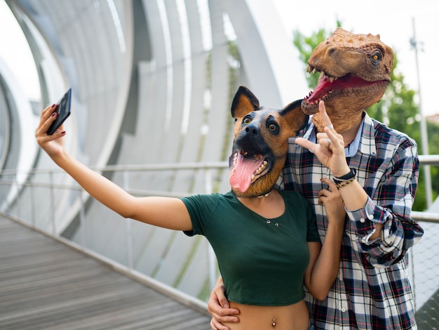 Personnes élégantes Couple De Mode Portant T-rex Et Masque De 