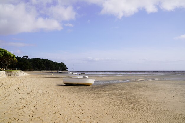 Petit Bateau Dans La Plage De Sable A Maree Basse A Ares Dans Le Bassin D Arcachon Gironde Departement France Photo Premium