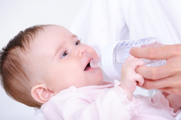 Petit Bebe Buvant Du Lait De Bouteille Photo Gratuite